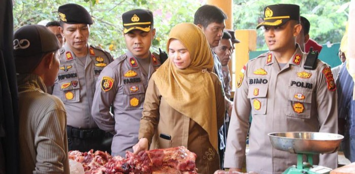 Belakangan ini, Kabupaten Bengkalis, Riau, menjadi sorotan publik akibat peristiwa yang mengejutkan, di mana warga setempat terlibat dalam perebutan daging ilegal di tempat pembuangan akhir (TPA). Insiden ini bukan hanya mencerminkan masalah ekonomi yang dihadapi oleh masyarakat, tetapi juga mengungkapkan potensi risiko kesehatan dan dampak sosial yang lebih luas. Daging yang diambil dari TPA ini tidak hanya dimanfaatkan oleh para pengambilnya, tetapi juga ada di antara mereka yang mencoba untuk menjualnya kembali ke masyarakat. Melalui artikel ini, kita akan menganalisis fenomena ini dari berbagai sudut pandang, termasuk faktor penyebab, dampak yang ditimbulkan, serta langkah yang dapat diambil untuk mengatasi permasalahan ini. Penyebab Munculnya Permasalahan Daging Ilegal di Bengkalis Situasi di Bengkalis ini tidak terjadi begitu saja. Beberapa faktor berkontribusi terhadap munculnya praktik pengambilan dan penjualan daging ilegal. Pertama, kondisi ekonomi masyarakat yang sulit menjadi salah satu pendorong utama. Banyak warga yang kehilangan pekerjaan atau mengalami penurunan pendapatan akibat pandemi dan berbagai faktor lainnya. Hal ini membuat banyak orang berusaha mencari cara untuk memenuhi kebutuhan sehari-hari, bahkan jika itu harus melalui jalur yang ilegal dan berisiko tinggi. Kedua, kurangnya pengetahuan dan kesadaran masyarakat mengenai potensi bahaya dari mengonsumsi daging yang diambil dari TPA. Banyak orang yang tidak menyadari bahwa daging tersebut bisa terkontaminasi oleh berbagai bakteri dan virus yang berbahaya bagi kesehatan. Selain itu, isu pendidikan yang rendah di beberapa kalangan masyarakat juga berperan, di mana warga mungkin tidak memiliki akses atau tidak mendapatkan informasi yang cukup tentang praktik keamanan pangan. Ketiga, lemahnya penegakan hukum terkait dengan perdagangan daging ilegal dan pengelolaan limbah. Di daerah-daerah tertentu, aparat penegak hukum kurang aktif dalam mengawasi kegiatan ilegal ini, sehingga memperparah situasi. Hal ini menciptakan lingkungan di mana praktik-praktik buruk ini dapat berlangsung tanpa ada sanksi yang memadai. Keempat, ketidakpuasan terhadap harga daging yang stabil di pasaran juga menjadi faktor pendorong. Dengan harga daging yang terus meningkat, beberapa individu melihat kesempatan untuk mendapatkan keuntungan dengan menjual daging ilegal. Mereka beranggapan bahwa daging tersebut, meskipun tidak layak konsumsi, tetap memiliki nilai jual di kalangan masyarakat yang kesulitan secara finansial. Dampak Sosial dan Kesehatan dari Perdagangan Daging Ilegal Perdagangan daging ilegal di Bengkalis tidak hanya berdampak pada kesehatan individu, tetapi juga dapat mempengaruhi kesehatan masyarakat secara keseluruhan. Daging yang diambil dari TPA berisiko tinggi terkontaminasi oleh berbagai patogen, yang dapat menyebabkan penyakit seperti diare, keracunan makanan, dan infeksi serius lainnya. Ketika daging tersebut dijual kembali, risiko penularan penyakit menjadi semakin besar, terutama bagi mereka yang tidak menyadari sumber daging yang mereka konsumsi. Dampak sosial dari praktik ini juga sangat signifikan. Pertama, adanya pelanggaran hukum yang dilakukan oleh warga membawa konsekuensi sosial yang serius. Masyarakat yang terlibat dalam praktik ini mungkin menghadapi stigma dan kehilangan reputasi di lingkungan mereka. Hal ini bisa membuat mereka terasing dari komunitas yang lebih luas, yang pada gilirannya memperburuk kondisi sosial dan ekonomi mereka. Kedua, perilaku pengambilan daging ilegal ini dapat memicu kerusuhan dan konflik di antara warga. Ketika banyak orang berlomba-lomba untuk mendapatkan daging, hal ini bisa menimbulkan ketegangan dan persaingan yang tidak sehat. Situasi ini berpotensi menyebabkan kekacauan dan ketidakamanan di area tersebut. Ketiga, keberadaan praktik jual beli daging ilegal dapat merusak kepercayaan masyarakat terhadap lembaga pemerintah dan penegakan hukum. Jika masyarakat merasa bahwa mereka tidak mendapat perlindungan atau perhatian dari pemerintah, hal ini dapat menciptakan rasa frustrasi dan ketidakpuasan yang lebih dalam, yang pada akhirnya dapat mengganggu stabilitas sosial. Upaya Penanganan dan Solusi untuk Masalah Daging Ilegal Mengatasi masalah daging ilegal di Bengkalis memerlukan pendekatan yang komprehensif dan berkelanjutan. Pertama, perlu adanya peningkatan pendidikan dan kampanye kesadaran untuk masyarakat mengenai bahaya mengonsumsi daging ilegal. Pemerintah bersama dengan organisasi non-pemerintah dapat mengadakan seminar, workshop, dan program penyuluhan untuk memberikan informasi yang jelas dan mendalam tentang risiko kesehatan yang terkait dengan praktik ini. Kedua, penegakan hukum yang lebih tegas diperlukan untuk mencegah perdagangan daging ilegal. Aparat penegak hukum harus meningkatkan pengawasan di sekitar TPA dan pasar-pasar daging untuk mengidentifikasi dan menangkap pelanggar. Sanksi yang lebih berat bagi pelanggaran ini juga perlu diterapkan agar dapat memberikan efek jera. Ketiga, pemerintah daerah perlu menciptakan peluang ekonomi yang lebih baik bagi masyarakat. Dengan menciptakan lapangan kerja dan memberikan bantuan bagi mereka yang terdampak secara ekonomi, masyarakat akan memiliki lebih banyak alternatif untuk mencari nafkah, sehingga praktis mengambil daging ilegal dapat diminimalisasi. Keempat, kolaborasi antara pemerintah, masyarakat, dan sektor swasta sangat penting. Membangun kemitraan untuk meningkatkan sistem pengelolaan limbah dan perdagangan daging yang aman dan legal dapat membantu menanggulangi masalah ini. Misalnya, pemerintah bisa memfasilitasi program di mana masyarakat dapat mendapatkan daging yang berkualitas dengan harga terjangkau, sehingga menekan keinginan untuk membeli daging ilegal. Penutup Fenomena perebutan daging ilegal di Bengkalis adalah cerminan dari permasalahan yang lebih luas yang dihadapi masyarakat, baik dari segi ekonomi, sosial, maupun kesehatan. Memahami akar permasalahan dan dampak yang ditimbulkan adalah langkah awal untuk menemukan solusi yang tepat. Melalui upaya kolaboratif dan komprehensif, diharapkan permasalahan ini dapat teratasi, dan masyarakat dapat hidup lebih baik tanpa harus terjebak dalam praktik ilegal yang berisiko.