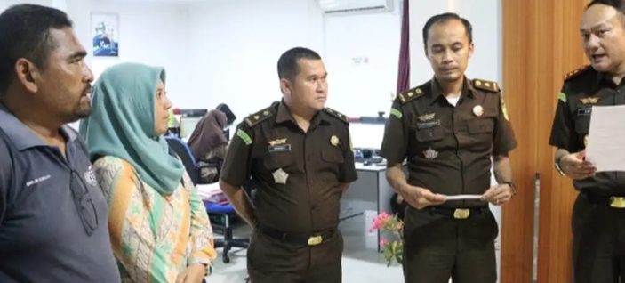 Kasus pencurian sepeda motor yang melibatkan anak di bawah umur kembali terjadi di Bengkalis. Namun, dalam kasus ini, pelaku tidak dijatuhi hukuman penjara. Keputusan ini diambil setelah dilakukan diversi, sebuah proses penyelesaian perkara pidana di luar pengadilan yang memungkinkan pelaku untuk mendapatkan pembinaan dan rehabilitasi. Artikel ini akan membahas lebih lanjut tentang kasus ini, termasuk alasan diversi dilakukan, proses diverifikasi, dan implikasi bagi pelaku dan masyarakat. Alasan Diversi Dilakukan dalam Kasus Pencurian Sepeda Motor oleh Anak di Bengkalis Diversi, dalam konteks hukum pidana, merupakan suatu proses penyelesaian perkara pidana di luar pengadilan, yang bertujuan untuk memberikan kesempatan kepada pelaku tindak pidana, khususnya anak, untuk memperbaiki diri. Dalam kasus pencurian sepeda motor oleh anak di Bengkalis, diversi dilakukan berdasarkan beberapa pertimbangan, antara lain: Usia Pelaku: Pelaku merupakan anak di bawah umur, sehingga memiliki kapasitas dan kematangan yang terbatas dalam memahami konsekuensi hukum dari tindakannya. Diversi dianggap sebagai solusi yang lebih tepat untuk memberikan pembinaan dan rehabilitasi kepada anak, daripada hukuman penjara yang berpotensi merusak masa depannya. Faktor Keterlibatan Orang Tua: Orang tua pelaku memiliki peran penting dalam proses pembinaan dan rehabilitasi. Diversi memungkinkan orang tua untuk aktif terlibat dalam proses pemulihan dan mendukung anak dalam memperbaiki perilaku dan sikapnya. Motivasi Pelaku: Dalam kasus ini, pelaku melakukan pencurian sepeda motor karena motif ekonomi. Diversi dapat digunakan sebagai kesempatan untuk memahami latar belakang dan kondisi ekonomi keluarga pelaku, sehingga dapat diberikan bantuan dan solusi yang tepat untuk mencegah terjadinya tindak pidana serupa di masa depan. Dampak Sosial: Penyerahan anak ke lembaga pemasyarakatan dapat menimbulkan dampak sosial yang negatif, seperti stigma dan kesulitan dalam mendapatkan pekerjaan di kemudian hari. Diversi bertujuan untuk meminimalisir dampak sosial tersebut dan membantu pelaku untuk kembali berintegrasi ke dalam masyarakat. Proses Diversi dalam Kasus Pencurian Sepeda Motor oleh Anak di Bengkalis Proses diversi dalam kasus ini dilakukan melalui beberapa tahap, antara lain: Penyerahan Perkara: Perkara pencurian sepeda motor oleh anak di Bengkalis dilimpahkan ke Unit Perlindungan Perempuan dan Anak (PPA) Polres Bengkalis. Penyelidikan dan Penyidikan: Unit PPA Polres Bengkalis melakukan penyelidikan dan penyidikan untuk mengumpulkan bukti-bukti dan mengidentifikasi pelaku. Pemeriksaan Anak: Setelah pelaku teridentifikasi, Unit PPA Polres Bengkalis melakukan pemeriksaan terhadap anak untuk mengetahui motif dan latar belakang tindakannya. Rapat Tim Diversi: Tim diversi, yang terdiri dari perwakilan dari kepolisian, kejaksaan, pengadilan, dan lembaga sosial, melakukan rapat untuk membahas kasus dan menentukan apakah diversi dapat dilakukan. Persetujuan Diversi: Jika tim diversi memutuskan untuk melakukan diversi, pelaku dan orang tua/wali pelaku harus menyetujui rencana diversi yang disusun. Pembinaan dan Rehabilitasi: Pelaku menjalani pembinaan dan rehabilitasi yang dilakukan oleh lembaga sosial yang ditunjuk oleh tim diversi. Implikasi Diversi bagi Pelaku dan Masyarakat Diversi dalam kasus pencurian sepeda motor oleh anak di Bengkalis memiliki implikasi penting bagi pelaku dan masyarakat, antara lain: Bagi Pelaku: Peluang untuk Memperbaiki Diri: Diversi memberikan kesempatan bagi pelaku untuk memperbaiki diri dan menghindari hukuman penjara yang berpotensi merusak masa depannya. Dukungan dan Pembinaan: Pelaku mendapatkan dukungan dan pembinaan dari lembaga sosial yang dapat membantu mengubah perilaku dan sikapnya. Peluang untuk Kembali Berintegrasi: Diversi membantu pelaku untuk kembali berintegrasi ke dalam masyarakat dan menghindari stigma sebagai mantan narapidana. Bagi Masyarakat: Pencegahan Tindak Pidana: Diversi dapat membantu mencegah terjadinya tindak pidana serupa di masa depan dengan memberikan pembinaan dan rehabilitasi kepada pelaku. Pemulihan Korban: Diversi juga dapat membantu proses pemulihan korban dengan memberikan ganti rugi atau bantuan lainnya. Meningkatkan Rasa Keadilan: Diversi dapat meningkatkan rasa keadilan di masyarakat dengan menunjukkan bahwa hukum tidak hanya menghukum, tetapi juga memberikan kesempatan untuk memperbaiki diri. Tantangan dan Permasalahan dalam Penerapan Diversi Meskipun memiliki banyak manfaat, penerapan diversi dalam kasus pencurian sepeda motor oleh anak di Bengkalis juga menghadapi beberapa tantangan dan permasalahan, antara lain: Kesadaran Masyarakat: Kesadaran masyarakat tentang diversi masih rendah, sehingga ada kecenderungan untuk menuntut hukuman penjara bagi pelaku, meskipun mereka adalah anak. Kurangnya Sumber Daya: Lembaga sosial yang menangani diversi seringkali kekurangan sumber daya, baik tenaga maupun dana, untuk memberikan pembinaan dan rehabilitasi yang memadai kepada pelaku. Pengawasan dan Evaluasi: Proses pengawasan dan evaluasi terhadap pelaksanaan diversi masih lemah, sehingga sulit untuk mengetahui efektivitas program diversi dalam mencegah terjadinya tindak pidana serupa di masa depan. Peran Orang Tua dan Masyarakat dalam Mendukung Diversi Orang tua dan masyarakat memiliki peran penting dalam mendukung keberhasilan program diversi. Orang tua perlu: Menjadi Teladan bagi Anak: Orang tua harus menjadi teladan bagi anak dengan menunjukkan perilaku yang baik dan bertanggung jawab. Memantau Pergaulan Anak: Orang tua perlu memantau pergaulan anak dan mengarahkan mereka ke lingkungan yang positif. Memberikan Pendidikan dan Bimbingan: Orang tua harus memberikan pendidikan dan bimbingan kepada anak tentang nilai-nilai moral dan hukum. Masyarakat juga memiliki peran penting dalam mendukung diversi dengan: Meningkatkan Kesadaran tentang Diversi: Masyarakat perlu diberikan informasi dan edukasi tentang pentingnya diversi sebagai upaya untuk memberikan kesempatan kepada anak untuk memperbaiki diri. Memberikan Dukungan kepada Pelaku: Masyarakat harus memberikan dukungan kepada pelaku untuk membantu mereka kembali berintegrasi ke dalam masyarakat. Melaporkan Kejahatan: Masyarakat harus aktif melaporkan tindak pidana yang terjadi di lingkungan sekitar agar dapat ditangani secara tepat. Kesimpulan Kasus pencurian sepeda motor oleh anak di Bengkalis menunjukkan bahwa diversi merupakan solusi yang efektif untuk menangani tindak pidana yang melibatkan anak di bawah umur. Diversi memberikan kesempatan kepada anak untuk memperbaiki diri dan menghindari hukuman penjara yang berpotensi merusak masa depannya. Namun, penerapan diversi masih menghadapi sejumlah tantangan dan permasalahan, seperti kurangnya kesadaran masyarakat dan sumber daya yang terbatas. Peran orang tua dan masyarakat sangat penting dalam mendukung keberhasilan program diversi. Masyarakat perlu meningkatkan kesadaran tentang diversi dan memberikan dukungan kepada pelaku untuk membantu mereka kembali berintegrasi ke dalam masyarakat.