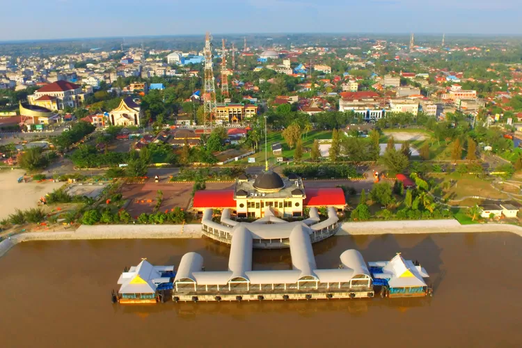 Kabupaten Bengkalis adalah salah satu wilayah yang terletak di Provinsi Riau, Indonesia. Dikenal dengan kekayaan alam dan budaya yang beragam, kabupaten ini memiliki peranan penting dalam perekonomian dan pengembangan daerah di Sumatera. Dengan luas wilayah yang mencapai 6.200 km², Bengkalis menjadi rumah bagi berbagai etnis dan budaya yang saling berinteraksi, menciptakan mozaik sosial yang unik. Dalam artikel ini, kita akan membahas lebih dalam mengenai sejarah, potensi ekonomi, keunggulan pariwisata, serta tantangan dan peluang yang dihadapi Kabupaten Bengkalis. 1. Sejarah Kabupaten Bengkalis Kabupaten Bengkalis memiliki sejarah yang kaya dan beragam, dimulai dari masa kerajaan hingga era kemerdekaan. Pada masa lalu, daerah ini merupakan bagian dari Kerajaan Siak yang berkuasa di Riau. Seiring dengan perkembangan zaman, Bengkalis kemudian diakui sebagai daerah otonom pada tahun 1956. Pada saat itu, wilayah ini terbagi menjadi beberapa kecamatan, yang mana setiap kecamatan memiliki karakteristik dan potensi tersendiri. Sejak awal, Bengkalis dikenal sebagai daerah yang kaya akan sumber daya alam, seperti minyak bumi, gas, dan hasil hutan. Keberadaan sumber daya ini telah menarik perhatian banyak investor dan perusahaan untuk berinvestasi di wilayah ini. Selain itu, sebagai daerah yang terletak di jalur perdagangan internasional, Bengkalis memainkan peranan yang signifikan dalam konektivitas perdagangan, baik domestik maupun internasional. Sejarah perjuangan masyarakat Bengkalis juga tidak dapat dipisahkan dari perjuangan kemerdekaan Indonesia. Banyak tokoh lokal yang berperan dalam mempertahankan kemerdekaan dan berjuang untuk kesejahteraan masyarakat. Memahami sejarah ini sangat penting untuk menghargai budaya dan nilai-nilai yang ada di Kabupaten Bengkalis saat ini. 2. Potensi Ekonomi Kabupaten Bengkalis Kabupaten Bengkalis memiliki potensi ekonomi yang sangat besar, terutama dalam sektor perikanan, pertanian, dan perkebunan. Dengan garis pantai yang panjang, potensi perikanan di daerah ini sangat melimpah. Banyak nelayan lokal yang mengandalkan laut sebagai sumber penghidupan, menghasilkan berbagai jenis ikan dan hasil laut lainnya yang berkualitas tinggi. Di sektor pertanian, lahan yang subur di Kabupaten Bengkalis mendukung pertumbuhan berbagai komoditas, seperti padi, jagung, dan sayuran. Selain itu, perkebunan kelapa sawit juga menjadi salah satu pilar ekonomi daerah. Produksi minyak sawit dari daerah ini memberikan kontribusi signifikan terhadap perekonomian Riau dan Indonesia secara keseluruhan. Pengembangan sektor industri juga mulai mendapat perhatian. Beberapa industri pengolahan hasil laut dan pertanian sudah mulai berdiri, menciptakan lapangan kerja dan menambah nilai ekonomi bagi masyarakat. Pemerintah daerah terus berupaya untuk menarik investasi dengan menyediakan fasilitas dan infrastruktur yang memadai. Namun, tantangan dalam pengembangan ekonomi tetap ada. Isu lingkungan, seperti deforestasi dan pencemaran laut, perlu diatasi agar potensi ekonomi dapat dimanfaatkan secara berkelanjutan. Oleh karena itu, pengembangan ekonomi di Kabupaten Bengkalis harus dilakukan dengan mempertimbangkan aspek lingkungan dan sosial. 3. Keunggulan Pariwisata Kabupaten Bengkalis Kabupaten Bengkalis memiliki banyak destinasi wisata yang menarik, mulai dari pantai, pulau, hingga budaya lokal. Salah satu tempat yang terkenal adalah Pulau Bengkalis, yang menawarkan keindahan alam, pantai berpasir putih, dan kehidupan laut yang kaya. Wisatawan dapat menikmati berbagai kegiatan seperti snorkeling, diving, dan memancing di perairan yang jernih. Selain keindahan alam, Kabupaten Bengkalis juga memiliki kekayaan budaya yang menarik untuk dijelajahi. Berbagai festival dan perayaan budaya sering diselenggarakan, seperti Festival Sungai dan Festival Budaya Melayu. Kegiatan ini tidak hanya menarik wisatawan, tetapi juga melestarikan budaya lokal dan meningkatkan kesadaran masyarakat akan pentingnya warisan budaya. Pemerintah daerah terus berupaya mempromosikan pariwisata sebagai sektor unggulan. Pengembangan infrastruktur, seperti jalan dan fasilitas akomodasi, menjadi prioritas untuk meningkatkan aksesibilitas ke destinasi wisata. Dengan memperhatikan aspek keberlanjutan, diharapkan pariwisata di Kabupaten Bengkalis dapat berkembang dengan baik dan memberikan manfaat ekonomi bagi masyarakat. Namun, tantangan dalam sektor pariwisata juga ada, seperti kurangnya promosi dan pemasaran yang efektif. Oleh karena itu, kolaborasi antara pemerintah, masyarakat, dan pelaku usaha sangat penting untuk menciptakan ekosistem pariwisata yang sehat dan berkelanjutan. 4. Tantangan dan Peluang Kabupaten Bengkalis Meskipun memiliki potensi yang besar, Kabupaten Bengkalis juga menghadapi berbagai tantangan dalam pengembangan daerah. Salah satu tantangan utama adalah infrastruktur yang masih terbatas, terutama di daerah terpencil. Aksesibilitas yang rendah dapat menghambat pertumbuhan ekonomi dan mengurangi daya tarik investasi. Selain itu, masalah lingkungan juga menjadi perhatian serius, seperti deforestasi dan pencemaran yang dapat mengancam kelestarian sumber daya alam. Pengelolaan sumber daya yang bijak dan berkelanjutan harus menjadi prioritas agar potensi Kabupaten Bengkalis dapat dimanfaatkan secara optimal tanpa merusak lingkungan. Namun, di balik tantangan tersebut, terdapat peluang yang dapat dimanfaatkan. Dengan meningkatnya kesadaran akan pentingnya keberlanjutan, Kabupaten Bengkalis dapat mengembangkan sektor ekowisata yang tidak hanya menarik wisatawan, tetapi juga melestarikan alam dan budaya lokal. Selain itu, kerjasama dengan pihak swasta dan pemerintah pusat dalam pengembangan infrastruktur dan investasi menjadi kunci untuk mencapai tujuan pembangunan yang lebih baik. Dengan fokus pada pengembangan yang terpadu dan berkelanjutan, Kabupaten Bengkalis memiliki potensi untuk menjadi salah satu daerah yang maju dan sejahtera di Indonesia.