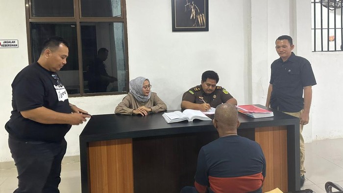 Pada awal bulan ini, berita mengejutkan datang dari Kabupaten Bengkalis, Provinsi Riau, di mana mantan Kepala Desa (Kades) di daerah tersebut ditetapkan sebagai tersangka dalam kasus penipuan. Kasus ini telah menarik perhatian publik dan menimbulkan berbagai pertanyaan mengenai praktik pengelolaan keuangan di desa serta tanggung jawab pejabat publik. Dengan kasus ini yang kini telah dilimpahkan ke jaksa, mantan Kades tersebut langsung ditahan, menambah deretan panjang kasus hukum yang melibatkan pejabat publik di Indonesia. Artikel ini akan membahas lebih dalam mengenai kasus ini, termasuk latar belakang, proses hukum yang terjadi, dampak sosial, dan langkah-langkah pencegahan untuk kasus serupa di masa depan. Latar Belakang Kasus Penipuan Kasus penipuan yang melibatkan eks Kades di Bengkalis ini berawal dari laporan sejumlah warga desa yang merasa dirugikan oleh tindakan mantan Kades tersebut. Awalnya, eks Kades melakukan penggalangan dana untuk pembangunan infrastruktur desa, seperti jalan dan fasilitas umum lainnya. Namun, setelah dana terkumpul, sejumlah warga mencurigai bahwa dana tersebut tidak digunakan sesuai dengan peruntukannya. Investigasi awal menunjukkan adanya dugaan penggelapan dana yang mengarah pada penipuan. Dalam konteks ini, penting untuk memahami bagaimana pengelolaan keuangan desa dilakukan, terutama di Indonesia, di mana setiap desa memiliki otonomi untuk mengelola anggaran mereka sendiri. Namun, seringkali hal ini disalahgunakan oleh pihak-pihak tertentu, seperti yang terjadi dalam kasus ini. Masyarakat yang awalnya percaya kepada pemimpin desa mereka kini merasa dikhianati, dan kepercayaan terhadap institusi pemerintahan di tingkat desa mulai goyah. Proses hukum dimulai setelah sejumlah masyarakat melaporkan kasus ini ke pihak berwajib. Tim penyidik dari Kepolisian Resor (Polres) Bengkalis segera melakukan penyelidikan dan mengumpulkan bukti-bukti yang diperlukan. Pengumpulan bukti dilakukan dengan melibatkan saksi-saksi, dokumen keuangan, dan rekaman-rekaman yang relevan. Setelah dinyatakan cukup bukti, kasus ini dilimpahkan ke jaksa untuk proses lebih lanjut. Proses Hukum yang Dijalani Eks Kades Setelah kasus ini dilimpahkan ke jaksa, mantan Kades tersebut langsung ditahan untuk mencegah kemungkinan pelarian dan menghilangkan barang bukti. Penahanan ini merupakan langkah penting dalam proses hukum, karena menunjukkan bahwa pihak berwajib serius menangani kasus ini dan tidak akan memberikan toleransi terhadap tindakan penipuan yang dilakukan oleh pejabat publik. Dalam sistem hukum di Indonesia, setiap tersangka memiliki hak untuk mendapatkan pembelaan hukum. Oleh karena itu, eks Kades di Bengkalis tersebut memiliki kesempatan untuk mengajukan keberatan atas penahanan serta membela diri di pengadilan. Proses ini akan melibatkan pengacara yang akan memberikan nasihat dan membantu dalam penyusunan argumen untuk membela kliennya. Selama tahap ini, jaksa akan merumuskan dakwaan berdasarkan bukti-bukti yang ada. Jika dakwaan diterima, maka proses persidangan akan berlangsung. Di sinilah fakta-fakta akan diperiksa secara mendalam, dan saksi-saksi akan dipanggil untuk memberikan kesaksian. Mengingat kompleksitas kasus penipuan, persidangan ini bisa berlangsung dalam beberapa sesi, tergantung pada banyaknya bukti dan saksi yang dihadirkan. Dampak Sosial dan Ekonomi dari Kasus Ini Kasus penipuan yang melibatkan eks Kades di Bengkalis tidak hanya berdampak pada individu tersebut, tetapi juga membawa dampak besar bagi masyarakat dan perekonomian desa. Kejadian ini telah menimbulkan ketidakpercayaan masyarakat terhadap pemerintah desa dan menciptakan rasa skeptis terhadap kemampuan pengelolaan keuangan desa. Masyarakat yang sebelumnya aktif dalam urusan desa kini mulai merasa apatis dan enggan untuk berpartisipasi. Di sisi ekonomi, dana yang seharusnya digunakan untuk pembangunan infrastruktur dan program kesejahteraan masyarakat menjadi hilang, dan hal ini akhirnya merugikan warga desa. Program-program yang direncanakan untuk meningkatkan kualitas hidup masyarakat, seperti pembangunan jalan, jembatan, dan fasilitas umum lainnya, terhambat. Imbasnya, pertumbuhan ekonomi desa menjadi terhambat, dan kualitas hidup masyarakat pun menurun. Lebih jauh, kasus ini dapat memicu protes dan ketidakpuasan di kalangan warga desa, yang dapat berujung pada kerusuhan sosial. Masyarakat yang merasa dirugikan mungkin akan melakukan aksi demonstrasi untuk menuntut keadilan dan meminta pertanggungjawaban dari pihak-pihak terkait. Oleh karena itu, penting bagi pemerintah untuk segera mengambil langkah-langkah yang diperlukan untuk memperbaiki situasi dan mencegah terulangnya masalah serupa di masa depan. Langkah-Langkah Pencegahan untuk Kasus Serupa Menanggapi kasus penipuan yang melibatkan eks Kades di Bengkalis, sangat penting untuk merancang langkah-langkah pencegahan yang efektif agar kejadian serupa tidak terulang di masa yang akan datang. Pertama-tama, peningkatan transparansi dalam pengelolaan keuangan desa sangat diperlukan. Pemerintah desa harus membuat laporan keuangan yang jelas dan dapat diakses oleh masyarakat, sehingga mereka dapat memahami bagaimana dana desa dikelola. Selain itu, pelatihan dan edukasi bagi pejabat desa mengenai pengelolaan keuangan dan etika publik juga harus dilakukan. Pejabat desa perlu memahami tanggung jawab mereka dan implikasi dari tindakan mereka terhadap masyarakat. Dengan demikian, mereka diharapkan dapat menjalankan tugas dengan lebih baik dan mengutamakan kepentingan masyarakat. Pengawasan internal juga perlu diperkuat. Pembentukan tim pengawas yang terdiri dari perwakilan masyarakat dapat menjadi salah satu solusi untuk memastikan bahwa setiap penggunaan dana desa diawasi dengan baik. Dengan adanya pengawasan dari masyarakat, diharapkan akan ada rasa tanggung jawab yang lebih besar dari pihak pengelola keuangan desa. Terakhir, penting untuk menyampaikan informasi mengenai sanksi hukum yang akan diterima oleh pejabat desa yang melakukan penipuan. Sosialisasi mengenai hukum dan konsekuensi dari tindakan penipuan akan memberikan efek jera dan mendorong pejabat untuk bertindak lebih hati-hati dalam mengelola dana publik.