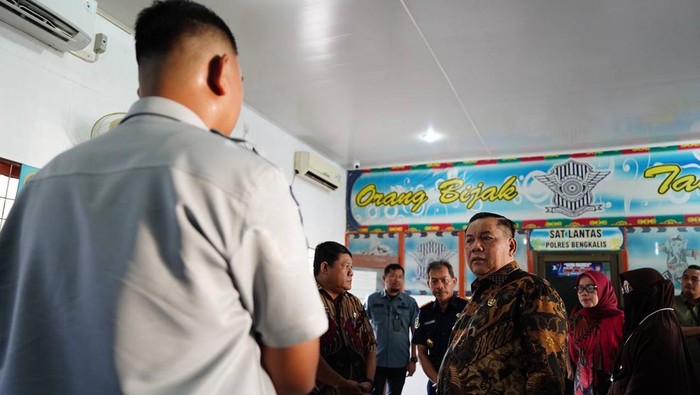 Dalam rangka meningkatkan kinerja dan akuntabilitas lembaga pemerintahan, kunjungan mendadak atau sidak menjadi salah satu metode yang efektif. Kegiatan ini dilakukan oleh Gubernur Riau (Gubri) beserta jajarannya di UPT Bapenda Bengkalis, dengan tujuan untuk mengevaluasi kebersihan, kinerja pegawai, serta pendapatan asli daerah (PAD) yang dihasilkan. Sidak tersebut tidak hanya menjadi ajang pengawasan, tetapi juga refleksi atas sejauh mana pemerintah daerah mampu mengelola sumber daya dan memberikan pelayanan yang baik kepada masyarakat. Dalam artikel ini, kita akan membahas secara mendalam mengenai sidak tersebut, dengan fokus pada kebersihan, kinerja pegawai, dan dampaknya terhadap PAD di Bengkalis. 1. Latar Belakang Sidak UPT Bapenda di Bengkalis Sidak yang dilakukan oleh Gubri di UPT Bapenda Bengkalis bertujuan untuk memastikan bahwa semua aspek pelayanan publik berjalan dengan baik. Sebagai salah satu unit yang bertanggung jawab dalam pengelolaan pendapatan daerah, UPT Bapenda memiliki peran penting dalam meningkatkan PAD. Oleh karena itu, penting bagi Gubri untuk memantau kinerja dan kondisi tempat kerja pegawai di unit tersebut. Dalam kunjungan ini, Gubri diharapkan dapat melihat secara langsung bagaimana aktivitas di lapangan, serta mendapatkan masukan dari pegawai tentang kendala-kendala yang mereka hadapi dalam menjalankan tugas. Dengan demikian, sidak ini tidak hanya berfungsi sebagai kontrol, tetapi juga sebagai sarana untuk mendengarkan aspirasi dari bawah. Selain itu, kebersihan lingkungan kerja menjadi salah satu aspek yang tidak boleh diabaikan. Lingkungan yang bersih dan tertata dengan baik akan mendukung produktivitas dan kenyamanan pegawai dalam melaksanakan tugasnya. 2. Sorotan Gubri Terhadap Kebersihan Kebersihan menjadi salah satu fokus utama dalam sidak ini. Gubri menekankan bahwa lingkungan yang bersih adalah cerminan dari profesionalisme dan komitmen pegawai dalam memberikan pelayanan kepada masyarakat. Dalam kunjungan tersebut, Gubri meninjau beberapa area penting di kantor UPT Bapenda, termasuk ruang pelayanan, ruang kerja, serta area publik lainnya. Gubri mengingatkan bahwa kebersihan bukan hanya tanggung jawab petugas kebersihan, tetapi merupakan tugas bersama seluruh pegawai. Masing-masing individu diharapkan memiliki kesadaran untuk menjaga kebersihan tempat kerja dan lingkungan sekitarnya. Selain itu, Gubri juga mengajak semua pegawai untuk berkontribusi aktif dalam program-program kebersihan yang diadakan oleh pemerintah daerah. Salah satu langkah strategis yang dapat diambil adalah dengan menerapkan program "Bengkalis Bersih". Program ini diharapkan dapat mengajak masyarakat untuk ikut serta dalam menjaga kebersihan lingkungan, terutama di sekitar kantor pemerintahan. Gubri percaya bahwa jika lingkungan kerja bersih, maka pegawai akan lebih produktif dan masyarakat pun akan lebih nyaman saat berurusan dengan pemerintah. 3. Evaluasi Kinerja Pegawai di UPT Bapenda Kinerja pegawai di UPT Bapenda menjadi sorotan penting dalam sidak ini. Gubri mengharapkan agar semua pegawai dapat bekerja secara maksimal dan memberikan pelayanan terbaik kepada masyarakat. Dalam kunjungan tersebut, Gubri tidak hanya melihat dari sisi kebersihan, tetapi juga mengevaluasi proses kerja dan sistem pelayanan yang diterapkan di UPT Bapenda. Salah satu aspek yang perlu diperhatikan dalam evaluasi kinerja adalah tingkat kehadiran pegawai. Gubri menekankan pentingnya disiplin dalam bekerja, karena kehadiran yang baik menjadi salah satu indikator performa seorang pegawai. Gubri juga memberikan apresiasi kepada pegawai yang telah menunjukkan kinerja yang baik dan mengingatkan kepada yang lain untuk meningkatkan kesadaran akan pentingnya tanggung jawab dalam menjalankan tugas. Selain itu, Gubri juga meminta agar pegawai dapat memberikan masukan terkait kekurangan atau masalah yang mereka hadapi. Dengan mendengar langsung dari pegawai, Gubri berharap dapat menemukan solusi untuk meningkatkan kualitas pelayanan di UPT Bapenda. Gubri menekankan bahwa keberhasilan sebuah organisasi tidak terlepas dari kontribusi setiap individu di dalamnya. 4. Dampak Sidak Terhadap Peningkatan PAD Sidak yang dilakukan oleh Gubri di UPT Bapenda juga memiliki dampak yang signifikan terhadap peningkatan pendapatan asli daerah (PAD) di Bengkalis. Dengan adanya pengawasan langsung, diharapkan pegawai akan lebih termotivasi untuk meningkatkan kinerja mereka dalam mengumpulkan pajak dan retribusi daerah. Gubri meyakini bahwa jika setiap pegawai bekerja secara optimal, maka PAD yang diperoleh daerah akan meningkat. Gubri juga menekankan pentingnya transparansi dan akuntabilitas dalam pengelolaan PAD. Ia berharap bahwa setiap transaksi yang dilakukan di UPT Bapenda dapat dilakukan dengan baik dan sesuai prosedur yang berlaku. Selain itu, masyarakat juga diharapkan untuk aktif berpartisipasi dalam pembayaran pajak, dengan cara memahami pentingnya kontribusi mereka terhadap pembangunan daerah. Sebagai langkah lanjutan, Gubri merencanakan berbagai program sosialisasi untuk meningkatkan kesadaran masyarakat tentang kewajiban perpajakan. Dengan partisipasi yang tinggi dari masyarakat, diharapkan PAD Bengkalis dapat meningkat secara signifikan, yang pada gilirannya akan mendukung pembangunan daerah secara keseluruhan.